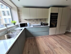 Fridge, microwave, oven, dishwasher - 💚Perfect Luxury 2 bedroom, 3 bathroom apartment. 5 star reviews, laundry. (Cork)