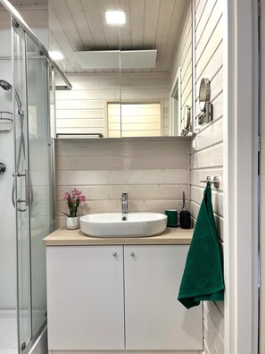 Shower, hair dryer, towels - Great vacation home Rybak with box spring beds and large covered terrace (Wunstorf)