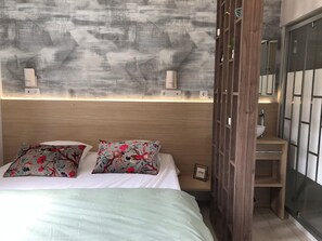 2 bedrooms, desk, travel cot, free WiFi