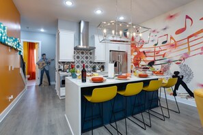 Fridge, microwave, oven, stovetop - The Six1five by Extremely Suite★4 beds/4baths★9 BEDS★ROOFTOPDECK★HUGE SPACE (Nashville)