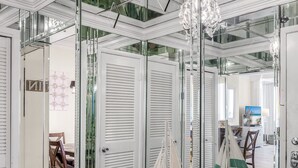 Un intérieur moderne avec des cloisons en verre, un lustre et des maquettes de voiliers.