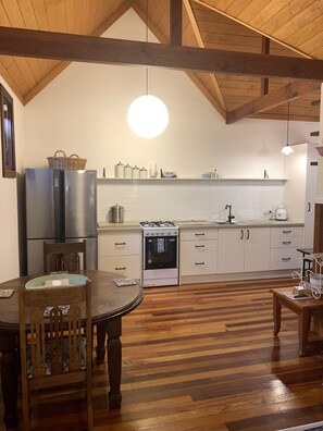 Fridge, microwave, oven, stovetop - Garden Studio cabin Self contained with external bathroom (Glenbrook)