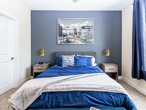 1 camera, una scrivania, ferro/asse da stiro, culla da viaggio