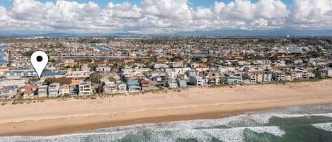 Playa en los alrededores, camastros y toallas de playa