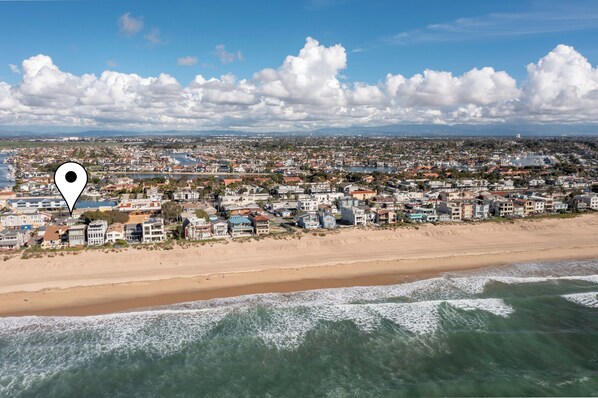 Playa en los alrededores, camastros y toallas de playa 
