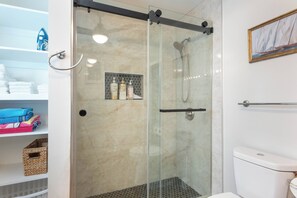 Combined shower/tub, towels, soap, toilet paper