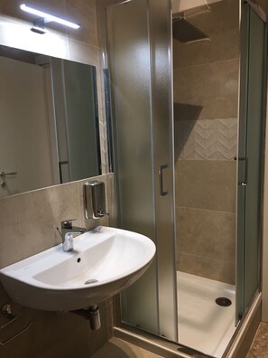 Douche, séchoir à cheveux, serviettes fournies, savon