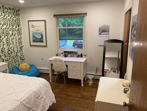3 bedrooms, desk, iron/ironing board, free WiFi
