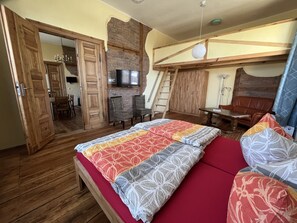 2 bedrooms, travel cot, free WiFi, bed sheets