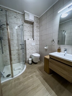 Dusche, Handtücher, Toilettenpapier