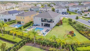 Un barrio residencial con varias casas, una piscina y céspedes bien cuidados.