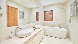 Een bad, een haardroger, handdoeken, zeep