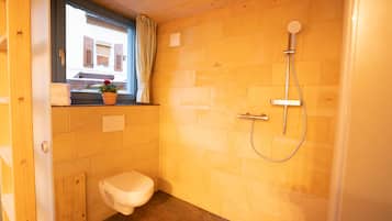 Douche, serviettes fournies, savon, shampoing