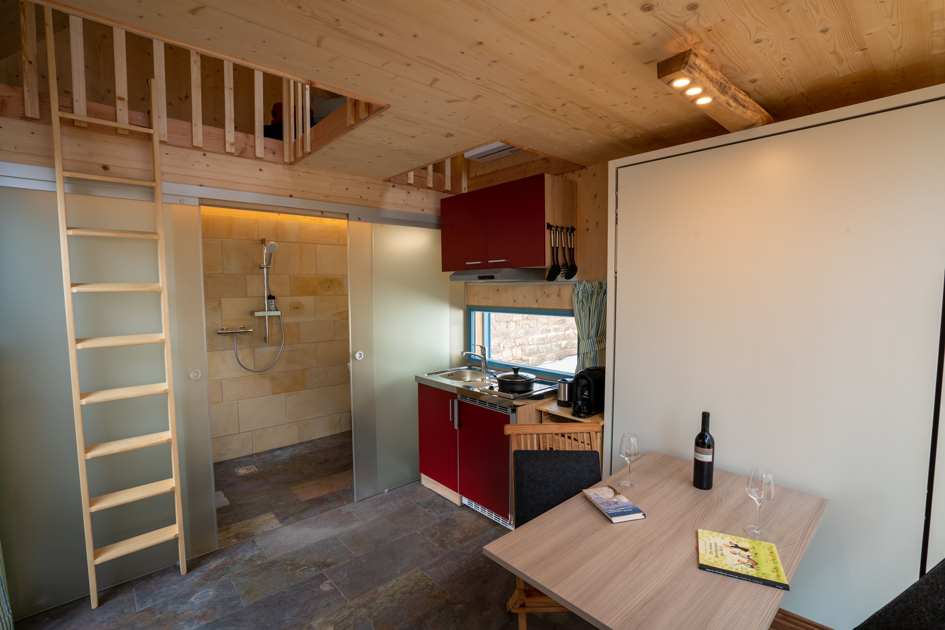 Kühlschrank, Herdplatte, Wasserkocher mit Kaffee-/Teezubehör