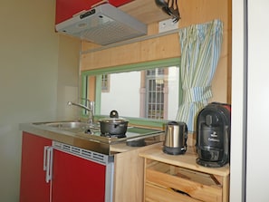 Fridge, stovetop, coffee/tea maker, electric kettle - Ferien im Blue Tiny House (Altleiningen)