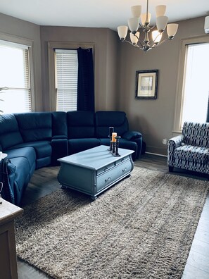 Älytelevisio, videopelejä, DVD-soitin, pöytätennispöytä