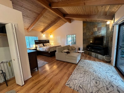 Surrounded by Redwoods with Ocean View & beach access