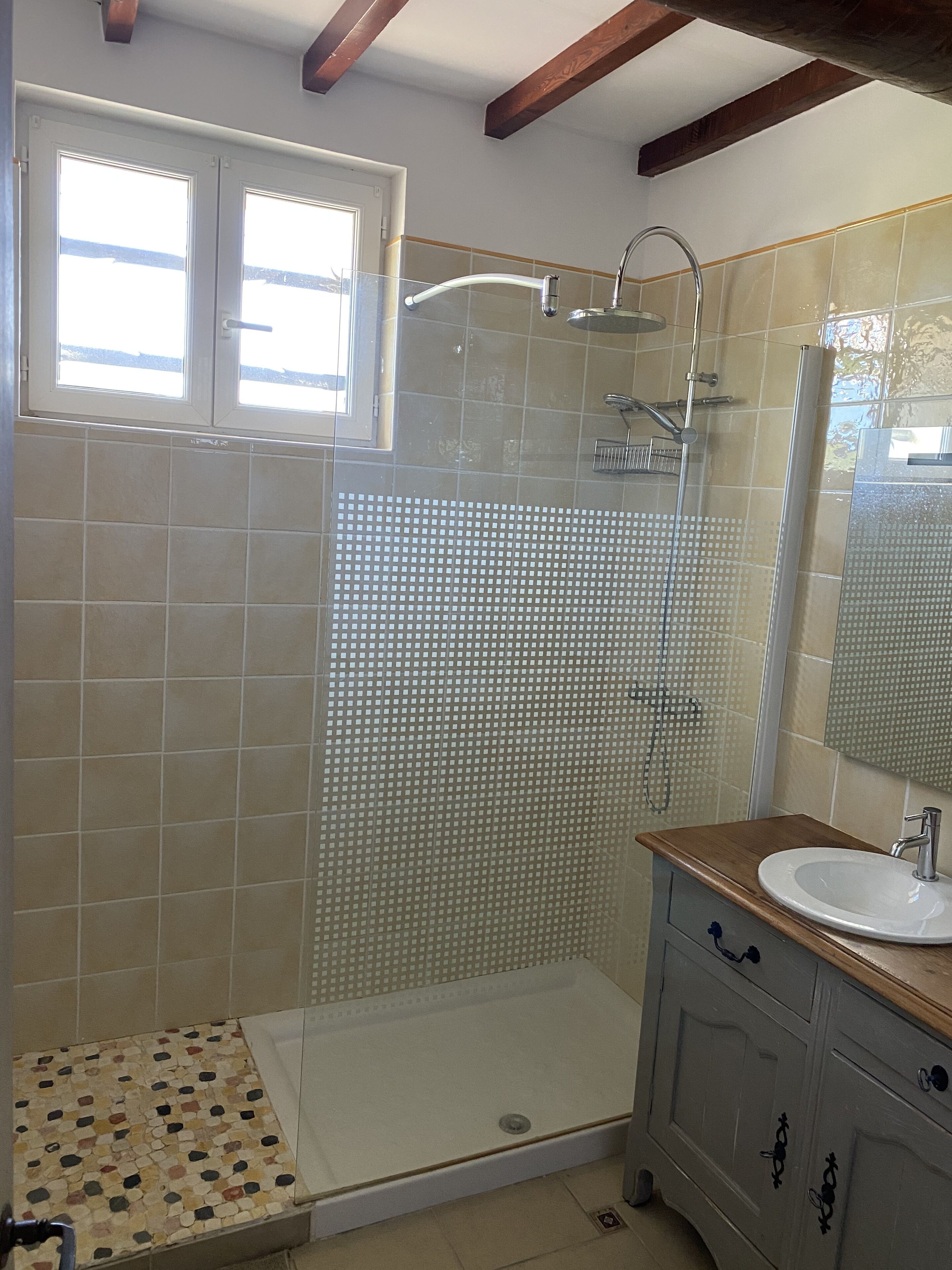 Een douche, een bubbelbad, een haardroger, handdoeken
