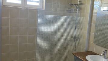 Een douche, een bubbelbad, een haardroger, handdoeken