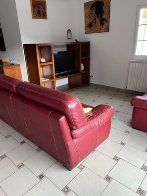 تلفزيون، تنس طاولة، كُتُب