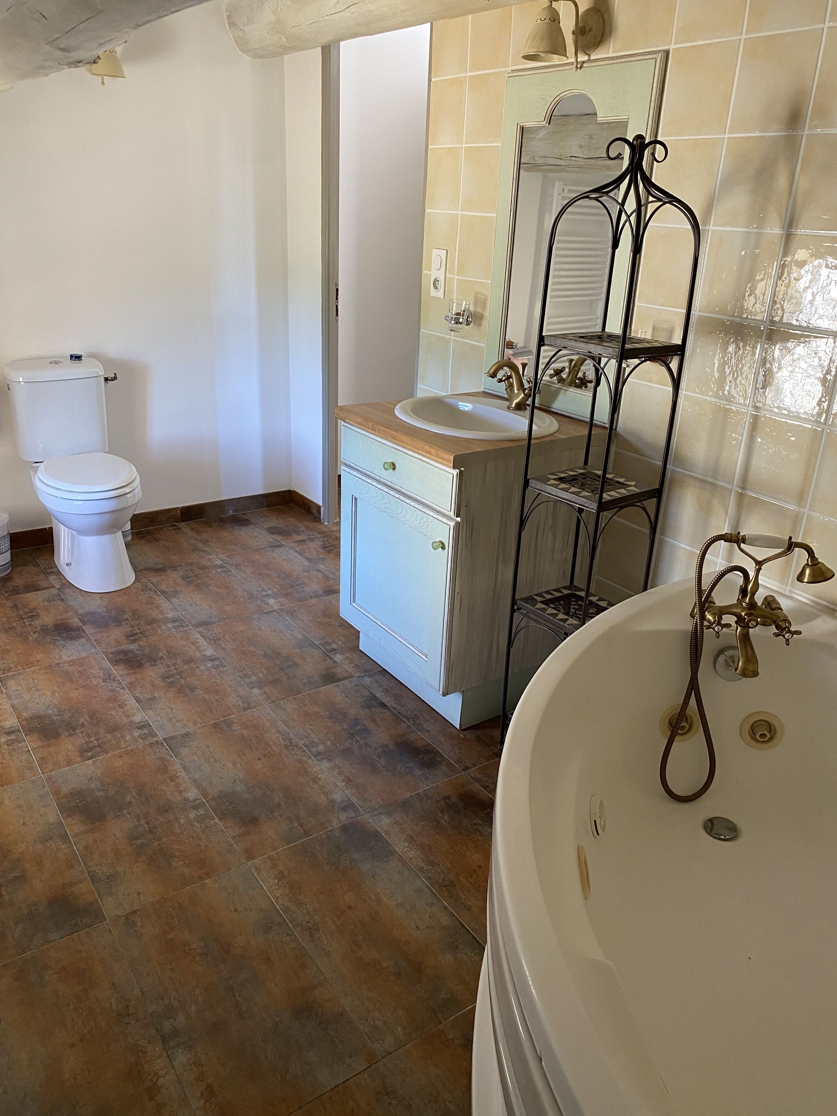 Een badkamer met toilet, wastafel en bad.