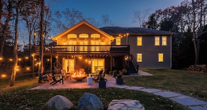 Private Beach & Dock, Pickleball, Kayaks, Pool table, Firepit, 240V-EV