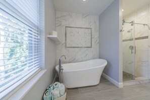 Bathtub, hair dryer, towels, soap - Private Beach & Dock, Pickleball, Kayaks, Pool table, Firepit, 240V-EV (Jim Thorpe)