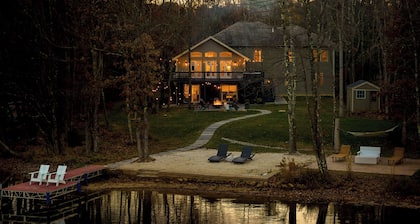 Private Beach & Dock, Pickleball, Kayaks, Pool table, Firepit, 240V-EV