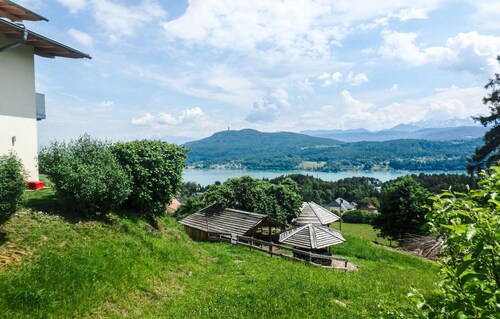 modernes Ferienhaus mit Garten