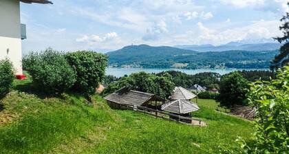 modernes Ferienhaus mit Garten