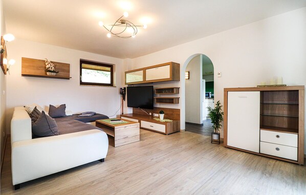 Travel crib, free WiFi, bed sheets