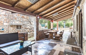 Outdoor dining - Stunning home in Peroj (Peroj)