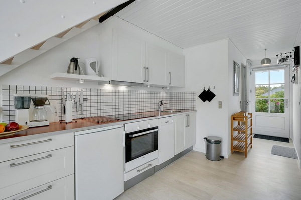 Kylskåp, spishäll, diskmaskin och kaffe- och tebryggare