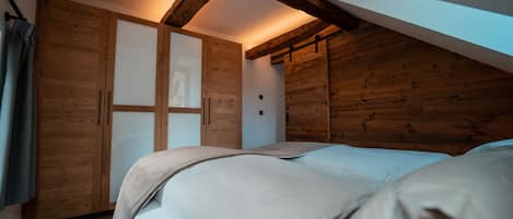 1 bedroom, desk, travel crib, free WiFi