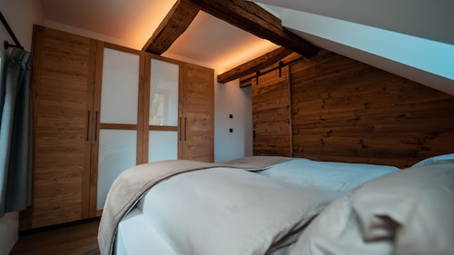 Alpine Apartment - with open air jacuzzi & infrared sauna!