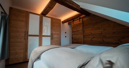 Alpine Apartment - with open air jacuzzi & infrared sauna!