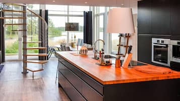 Kühlschrank, Ofen, Wasserkocher mit Kaffee-/Teezubehör