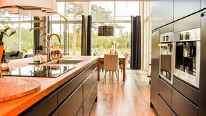 A modern kitchen with a large island, stainless steel appliances, and a view of the outdoors. - 5 bedroom beautiful home in Karlstad (Karlstad)