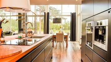 Refrigerador, horno y cafetera y tetera