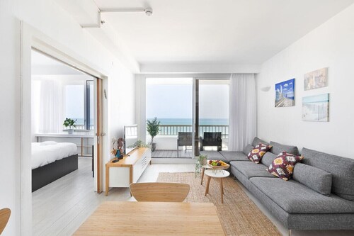 Panoramic Seaview Balcony Escape