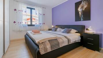 3 bedrooms, travel cot, free WiFi, bed sheets