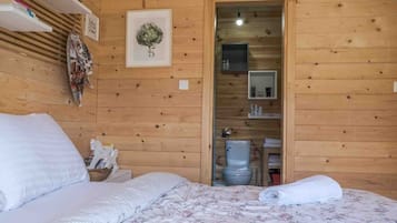 Cottage, Multiple Beds | 4 bedrooms, iron/ironing board, free WiFi, bed sheets