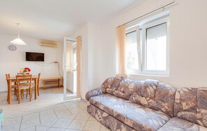 TV - Nice apartment in Marsici with WiFi (Marsici)