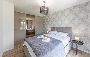 6 bedrooms, travel cot, free WiFi, bed sheets - Gorgeous home in Kastel Luksic (Kastel Luksic)