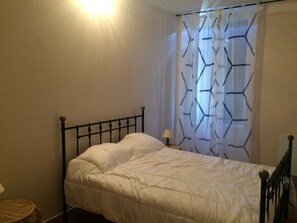 3 bedrooms, travel cot