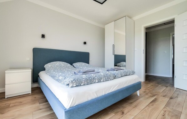 2 bedrooms, travel crib, free WiFi, bed sheets