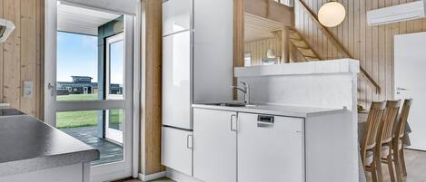 Kjøleskap, kokeplater, oppvaskmaskin og kaffetrakter/tekoker