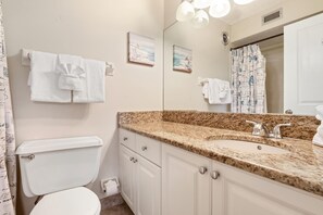 Combined shower/tub, hair dryer, towels, soap - The Palm Bay club Siesta Key Beach (siesta key)