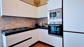 Frigorífico, microondas, horno y placa de cocina