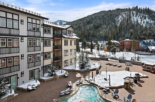 Location and Comfort - One Bedroom Ski In / Ski out, Hot Tub and Fire Pit